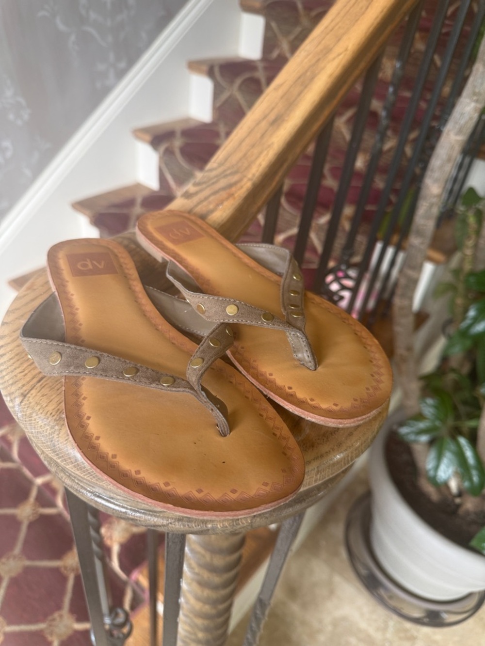 DOLCE VITA ladies, studded, flip-flop sandal, size 8 excellent condition - Picture 3 of 10